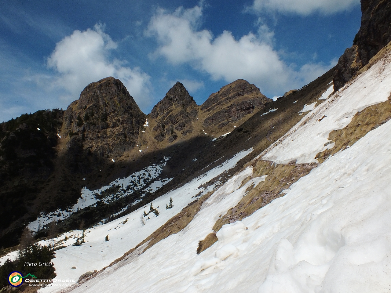 47 Ancora strisciate di neve....JPG